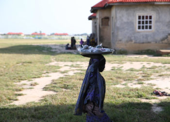 Una ragazza in un campo per sfollati interni a Maiduguri, Nigeria