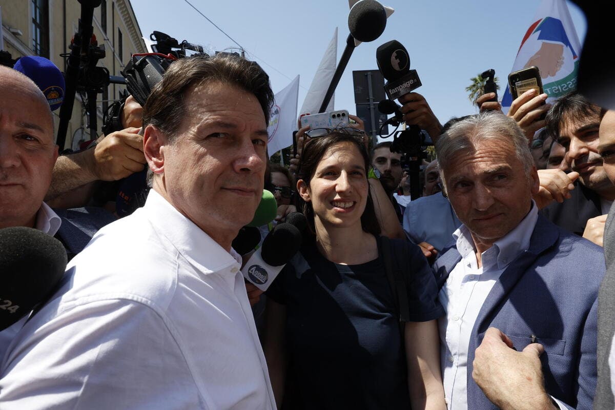 Il presidente del M5s Giuseppe Conte con la segretaria del Pd Elly Schlein, Roma, 17 giugno 2023 (Ansa)