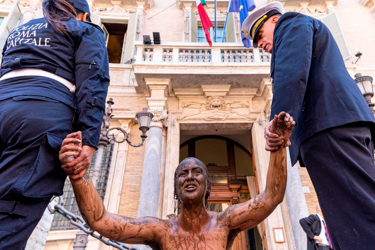 Protesta degli ambientalisti di Ultima Generazione davanti al Senato