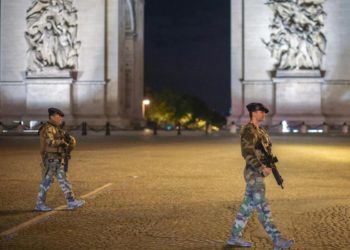 Francia proteste militari