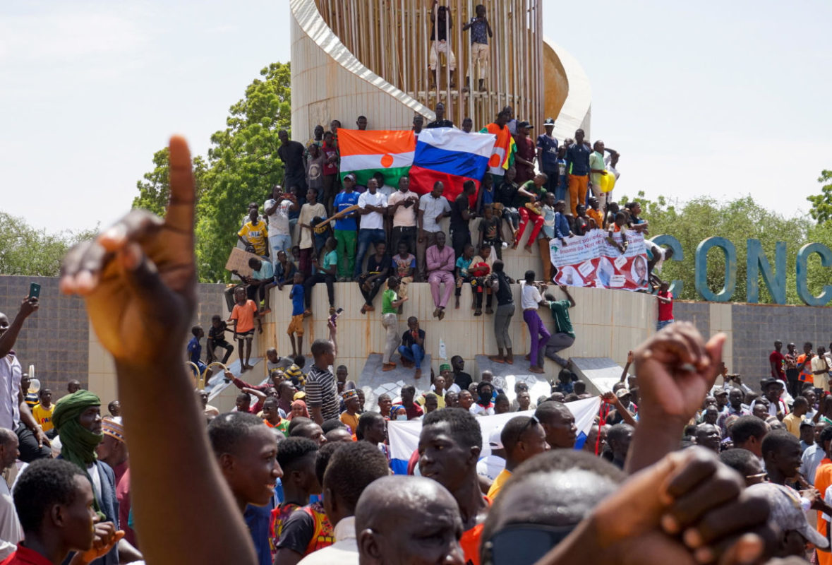 Bandiere della Russia e slogan pro Putin alla manifestazione a favore del golpe davanti al parlamento di Niamey, Niger, 30 luglio 2023