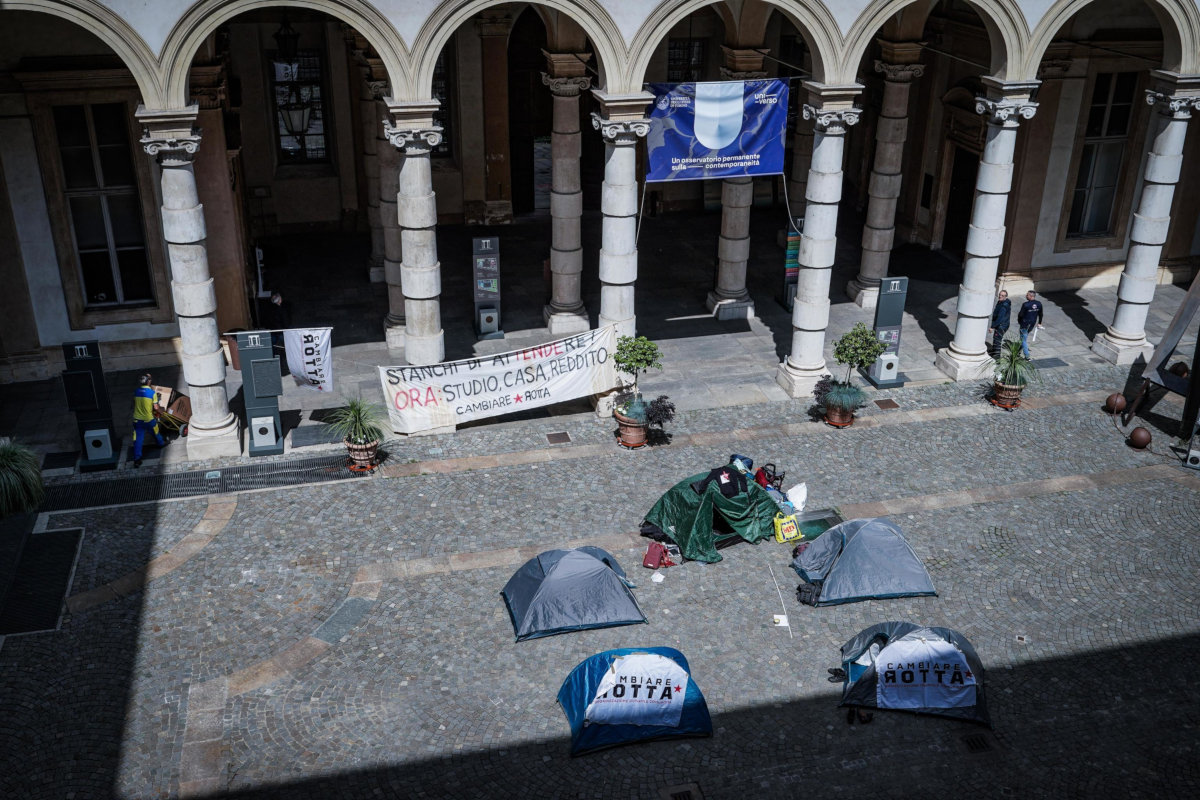 Tende nel cortile dell’università di Torino per protestare contro il caro affitti