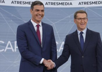 Il presidente spagnolo Pedro Sanchez con il leader e candidato dei Popolari Alberto Nunez Feijoo, Madrid, 10 luglio 2023 (Ansa)