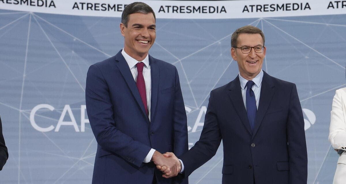 Il presidente spagnolo Pedro Sanchez con il leader e candidato dei Popolari Alberto Nunez Feijoo, Madrid, 10 luglio 2023 (Ansa)