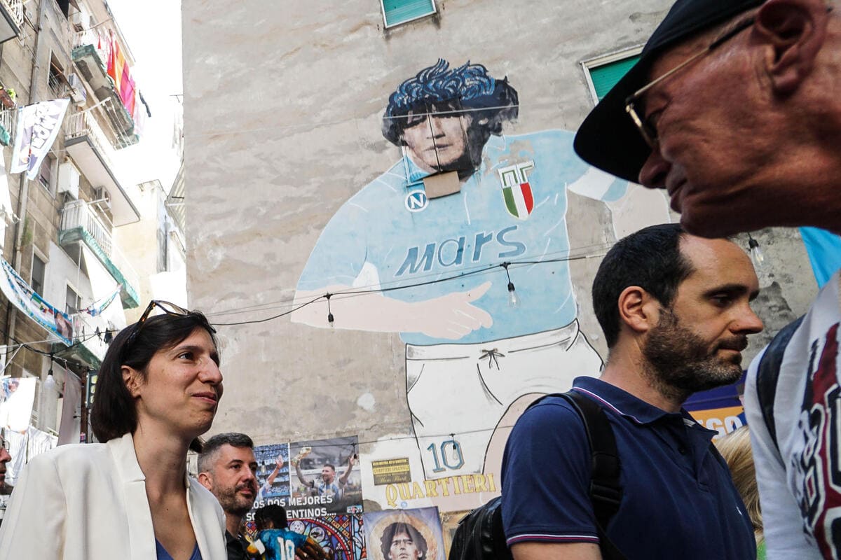 Elly Schlein visita il murale dedicato a Maradona, Napoli, 15 luglio 2023 (Ansa)