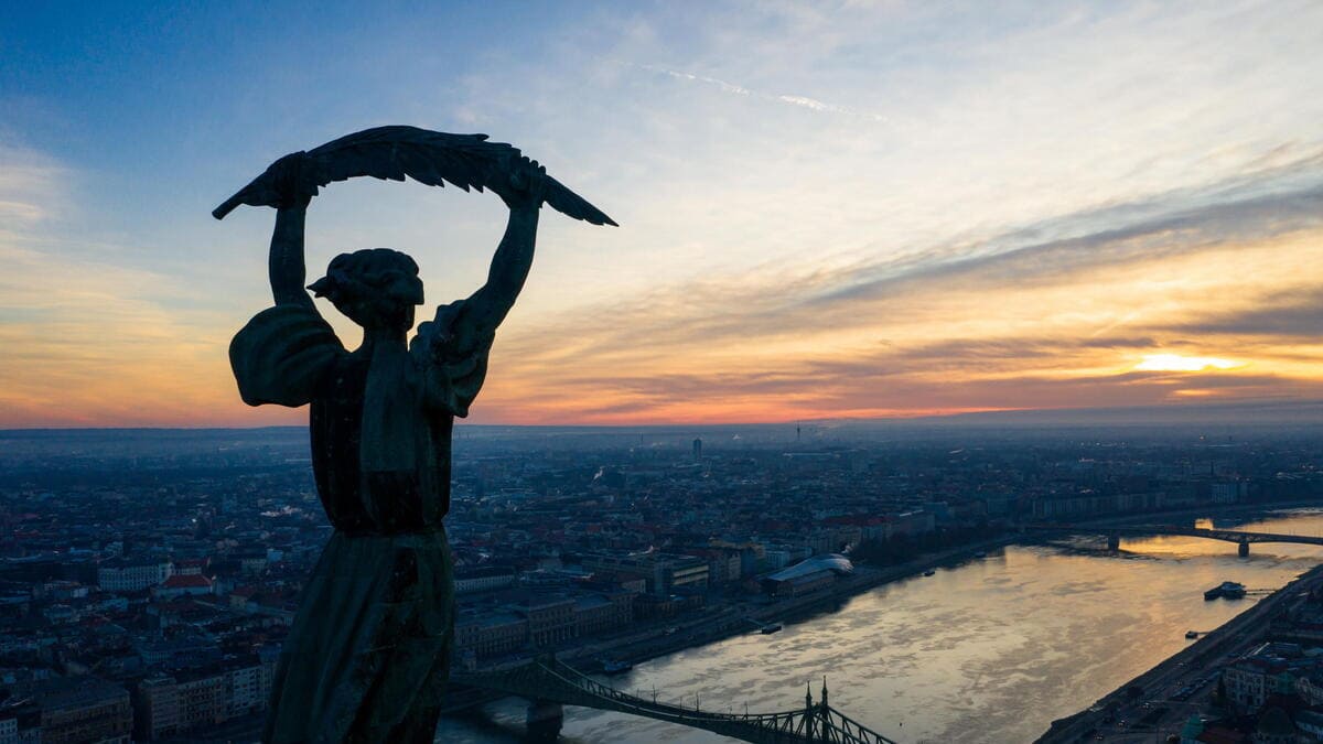 La statua della libertà a Budapest, in Ungheria