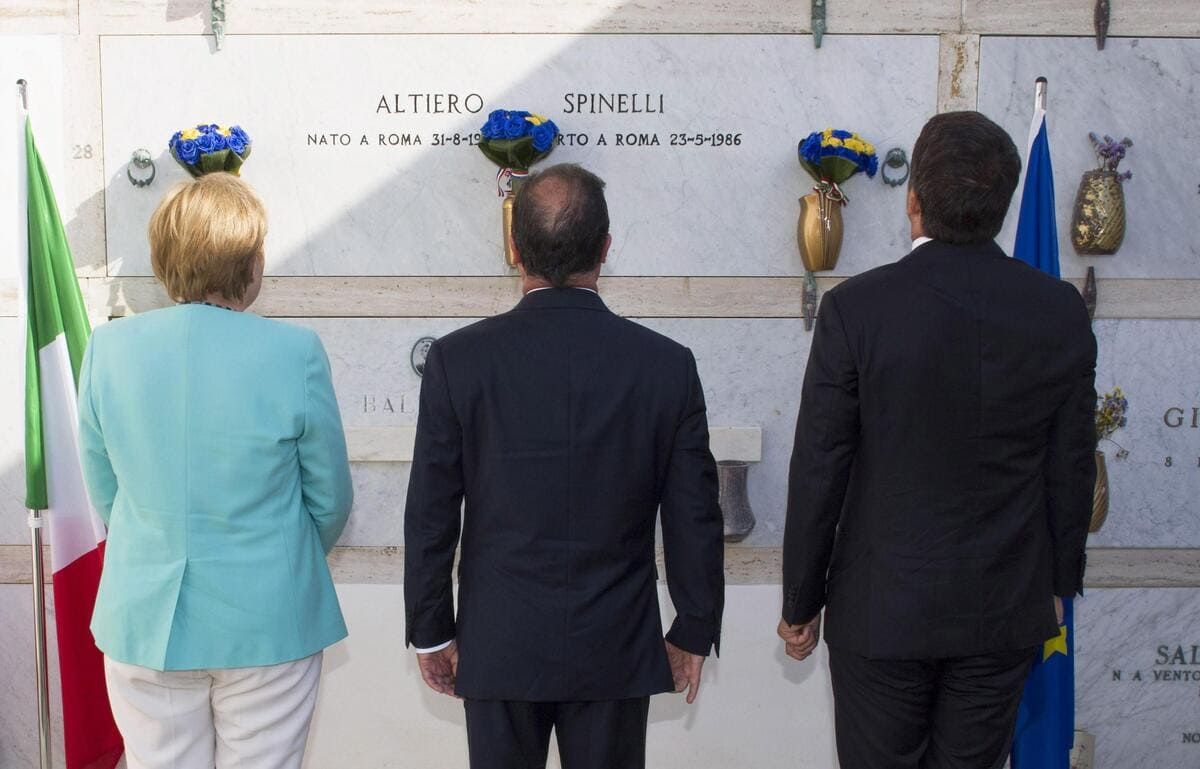 Angela Merkel, Francois Hollande e Matteo Renzi davanti alla tomba di Altiero Spinelli, Ventotene, 22 agosto 2016 (Ansa)