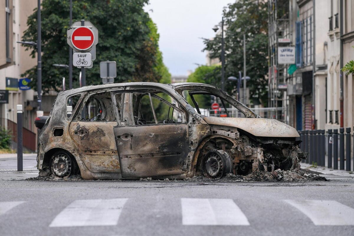 Auto incendiata nelle rivolte a Montreuil, vicino a Parigi, Francia, 1 luglio 2023 (Ansa)