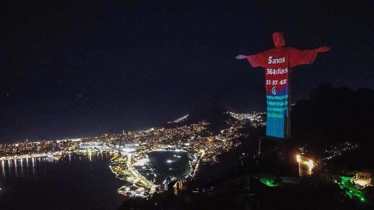 Il conto alla rovescia del "Climate clock", che segna il tempo rimasto per fermare le conseguenze del global warming proiettato sulla statua del Cristo Redentore a Rio de Janeiro (foto Ansa)