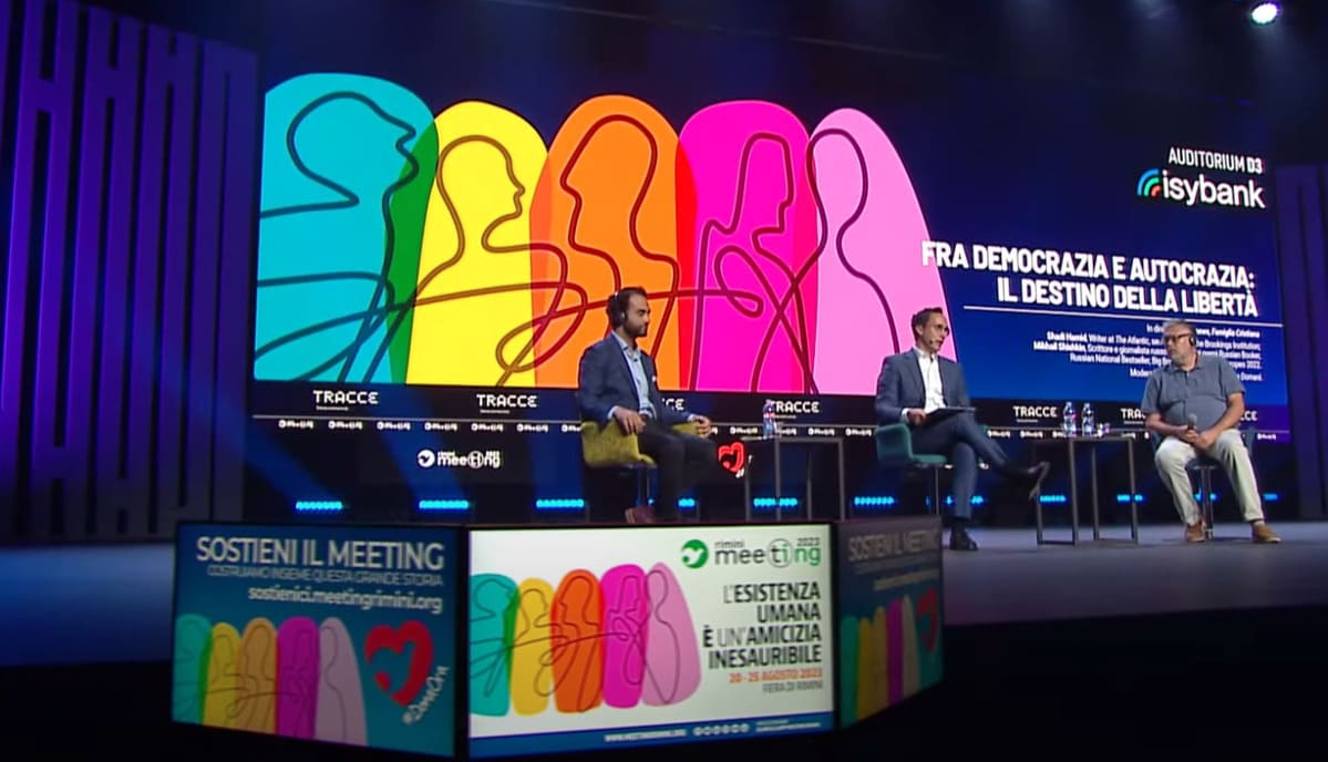 Mikhail Shishkin e Shadi Hamid sul palco del Meeting con Mattia Ferraresi. Prigozhin