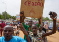 Slogan e cartelli contro la Cedeao (o Ecowas), la Comunità economica degli Stati dell’Africa occidentale, alla manifestazione pro golpe del 6 agosto allo stadio di Niamey, Niger