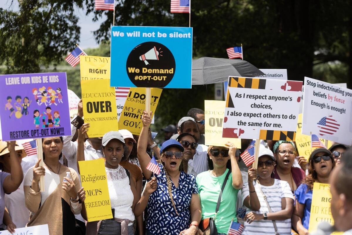 La protesta dei genitori davanti al Montgomery County Public Schools Board of Education, nello scorso giugno, contro i libri di propaganda Lgbtq+ nelle scuole (foto Ansa)