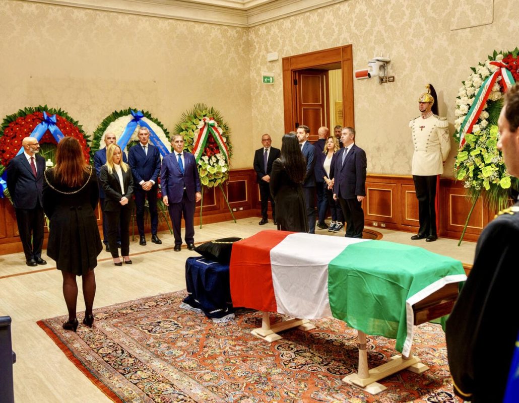 Giorgia Meloni davanti al feretro del presidente Giorgio Napolitano, Senato, Roma, 24 settembre 2023 (Ansa)