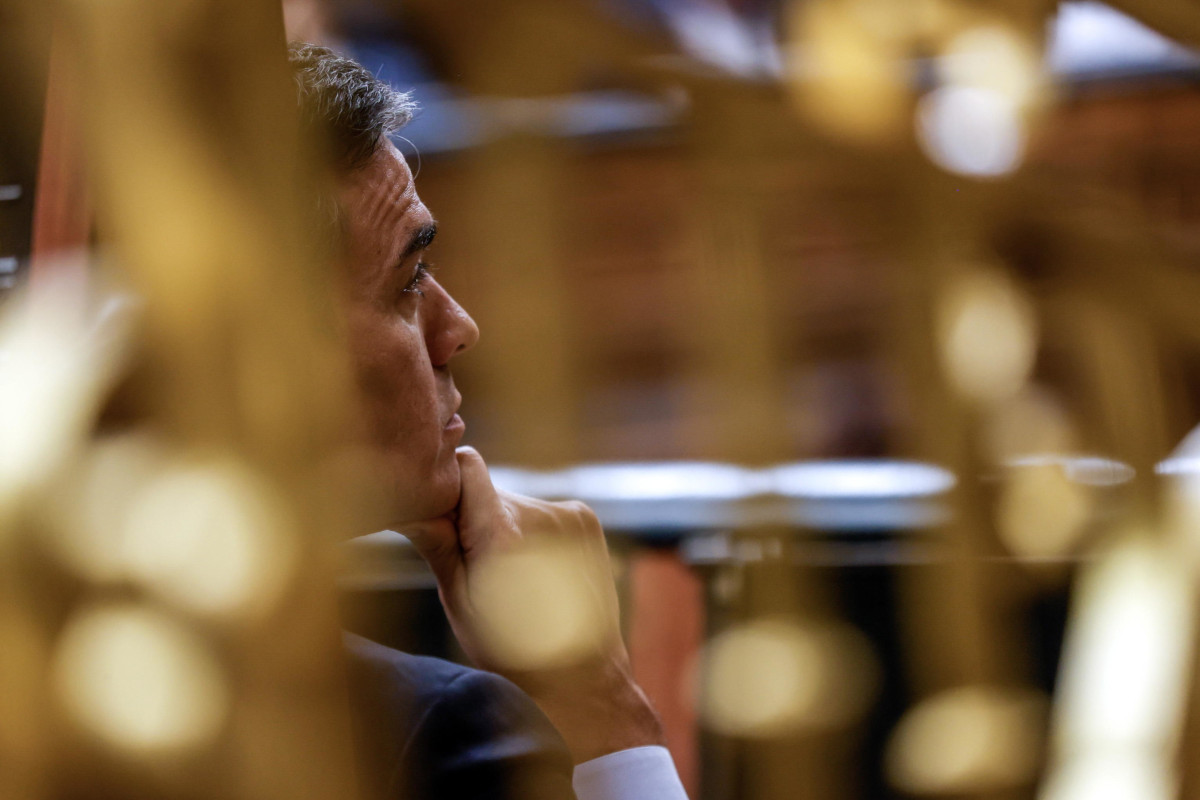 Il primo ministro socialista uscente (e in cerca di riconferma) Pedro Sánchez in Parlamento a Madrid in occasione del primo voto di fiducia poi mancato dall’avversario popolare Alberto Núñez Feijóo, 27 settembre 2023