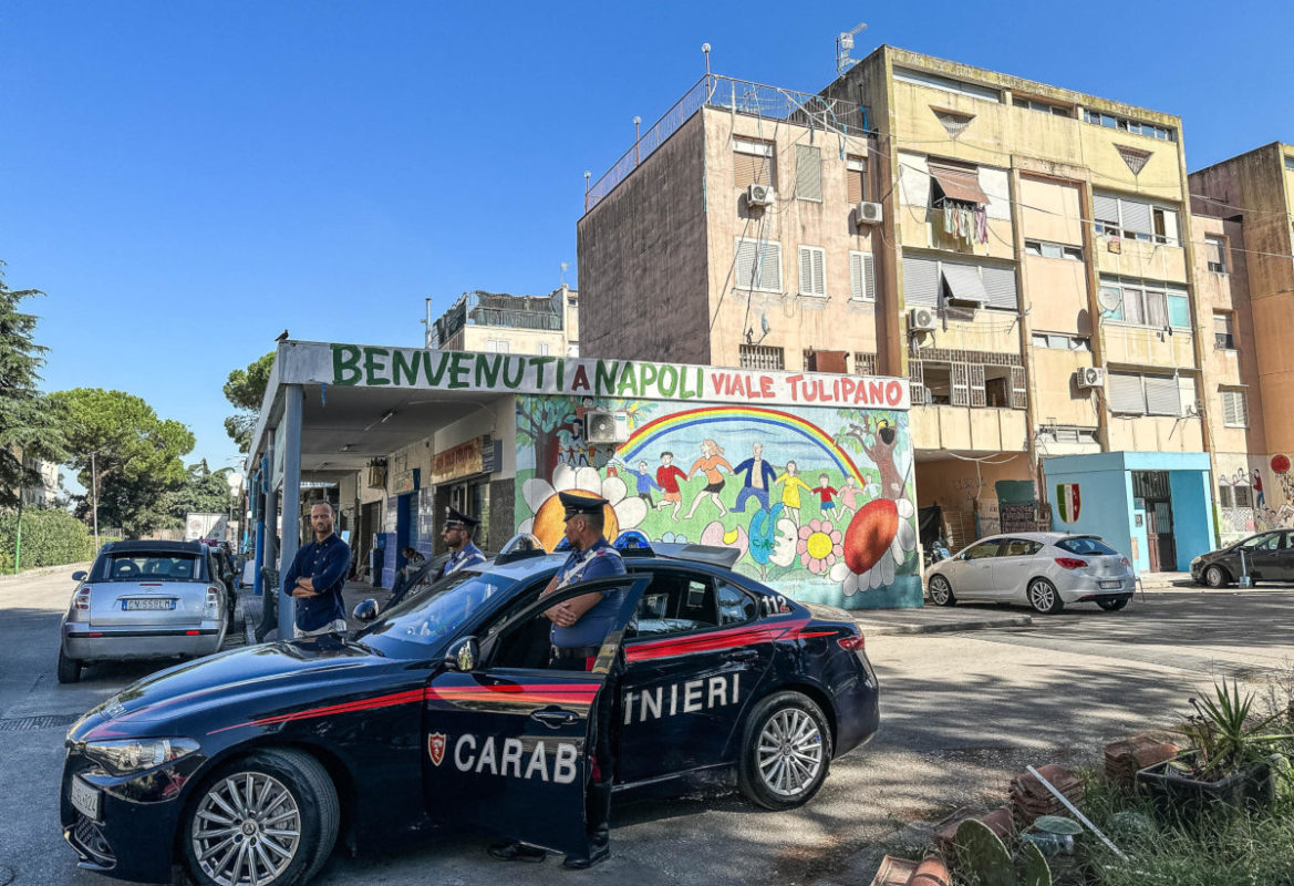 Carabinieri a Caivano, Napoli, l’11 settembre scorso dopo le sparatorie seguite a un maxi blitz delle forze dell’ordine (foto Ansa)
