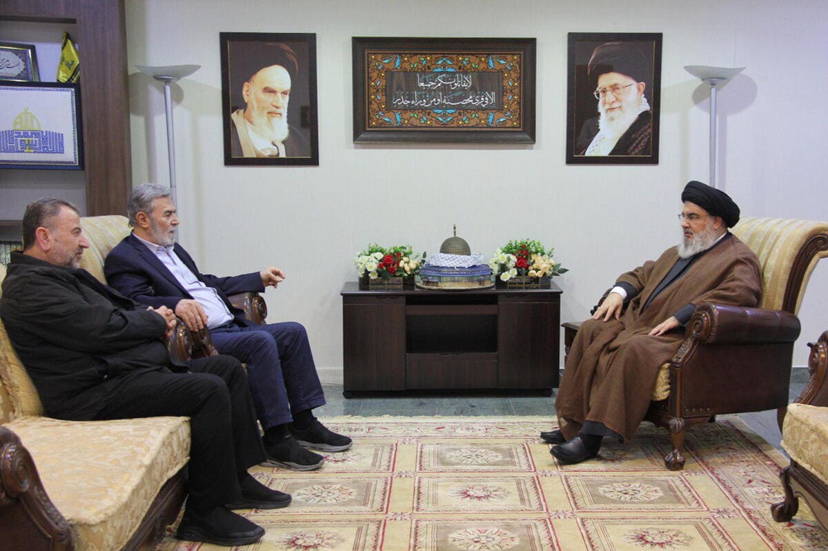 Il leader di Hezbollah Sayyed Hassan Nasrallah con Ziyad al-Nakhalah e il leader di Hamas, Sheikh Saleh al-Arouri (L), Beirut, Libano, 25 ottobre 2023 (Ansa)