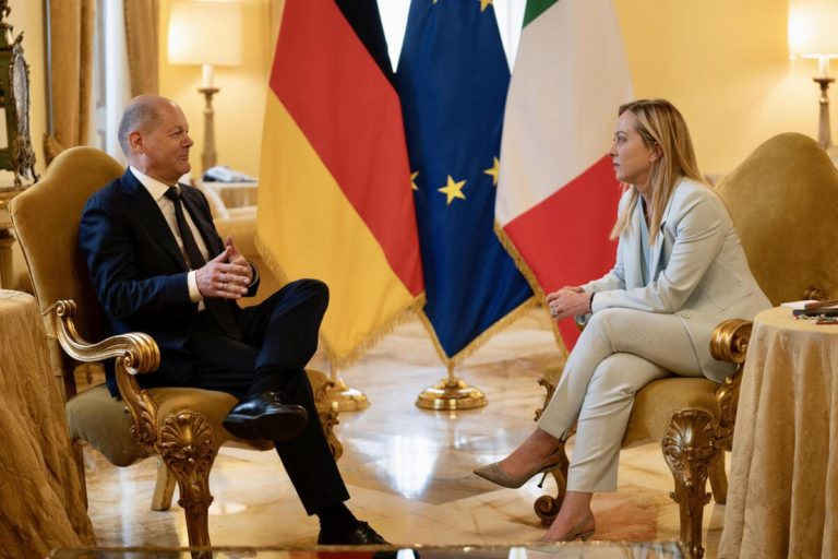 Immigrazione, a Meloni servirà la pazienza di Giobbe