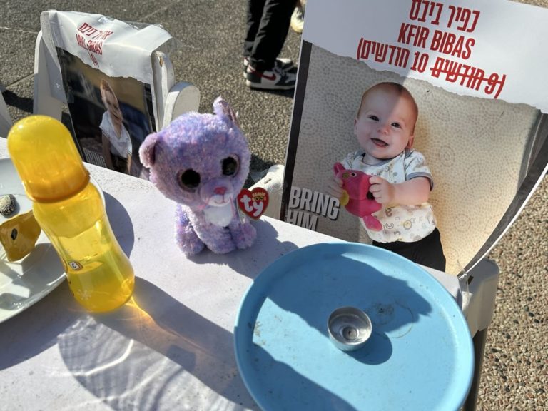 Nel centro di Tel Aviv una grande tavola attende gli ostaggi. Il posto di Kfir e Ariel Bibas