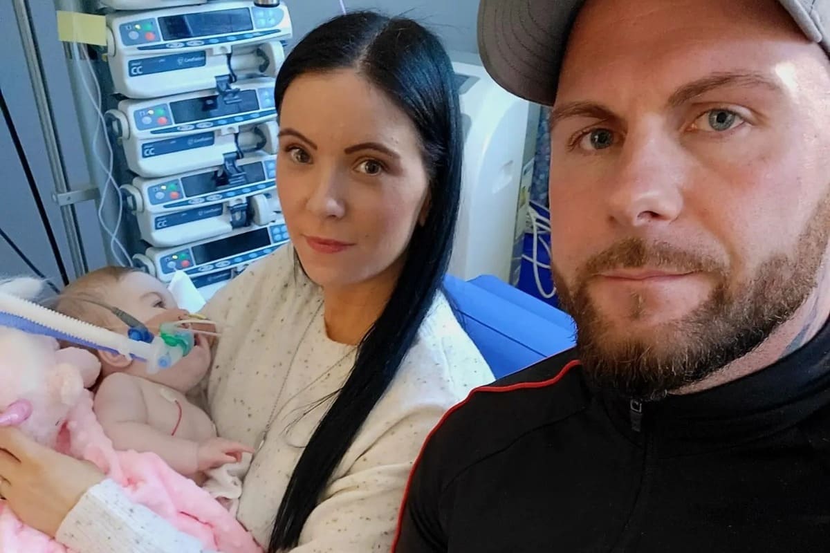 Dean Gregory e Claire Staniforth, i genitori di Indi, con la loro bambina