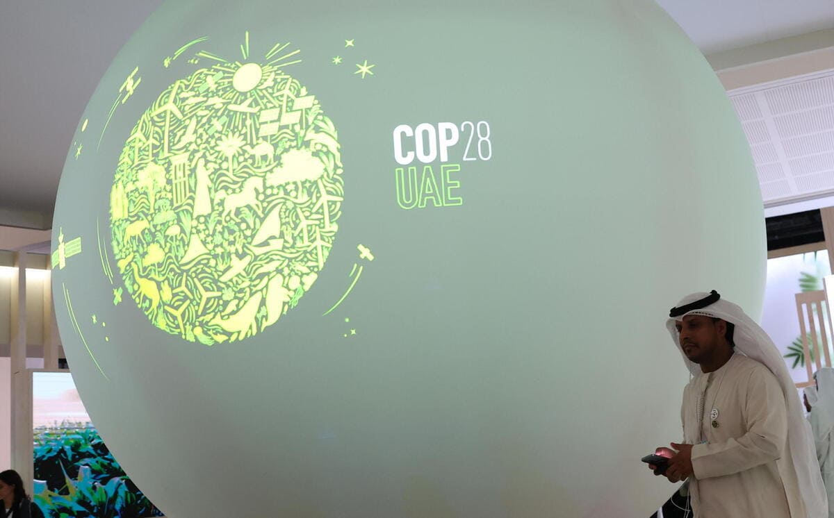 Il logo della Cop28, che si terrà a Dubai, negli Emirati arabi uniti