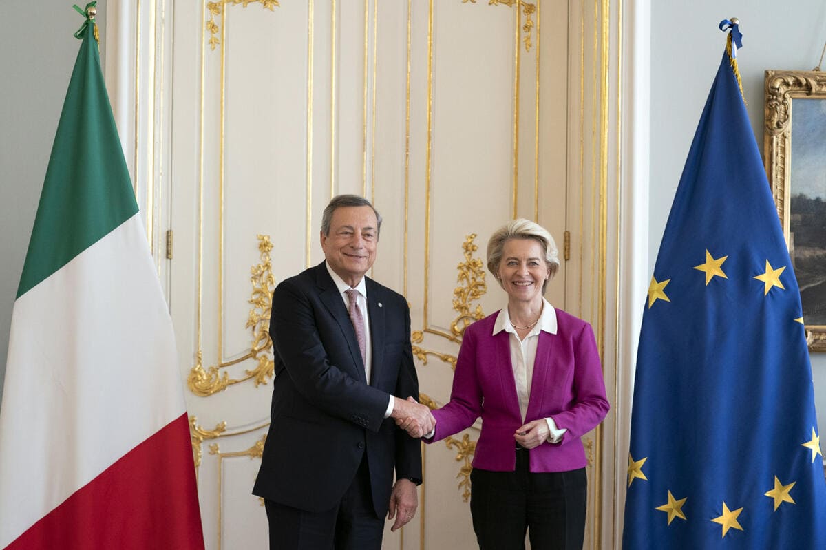 Mario Draghi con Ursula von der Leyen, Praga, 6 ottobre 2022 (Ansa)