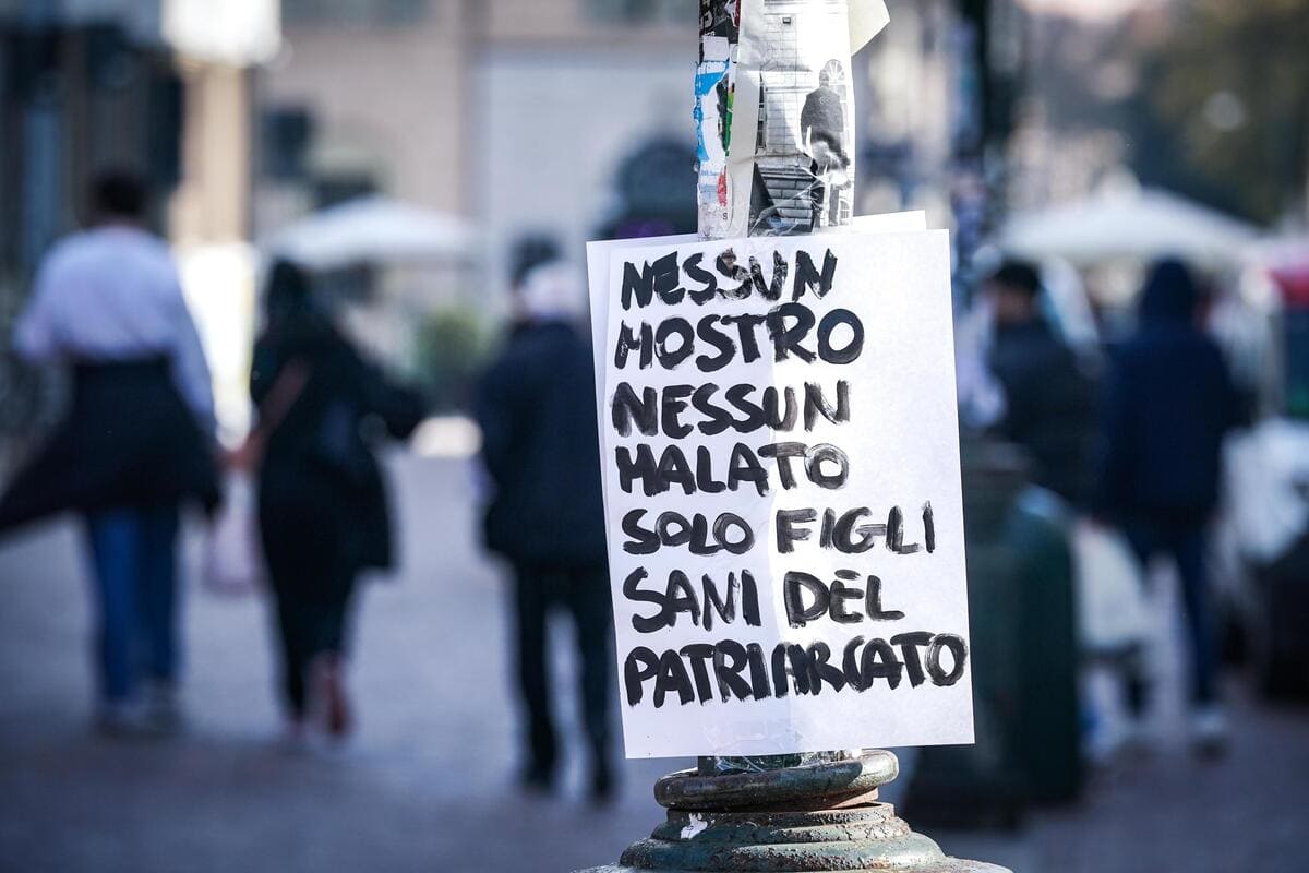Cartelli contro la violenza sulle donne e in ricordo di Giulia Cecchetin all'esterno dell'università di Palazzo Nuovo, Torino, 21 novembre 2023 (Ansa)