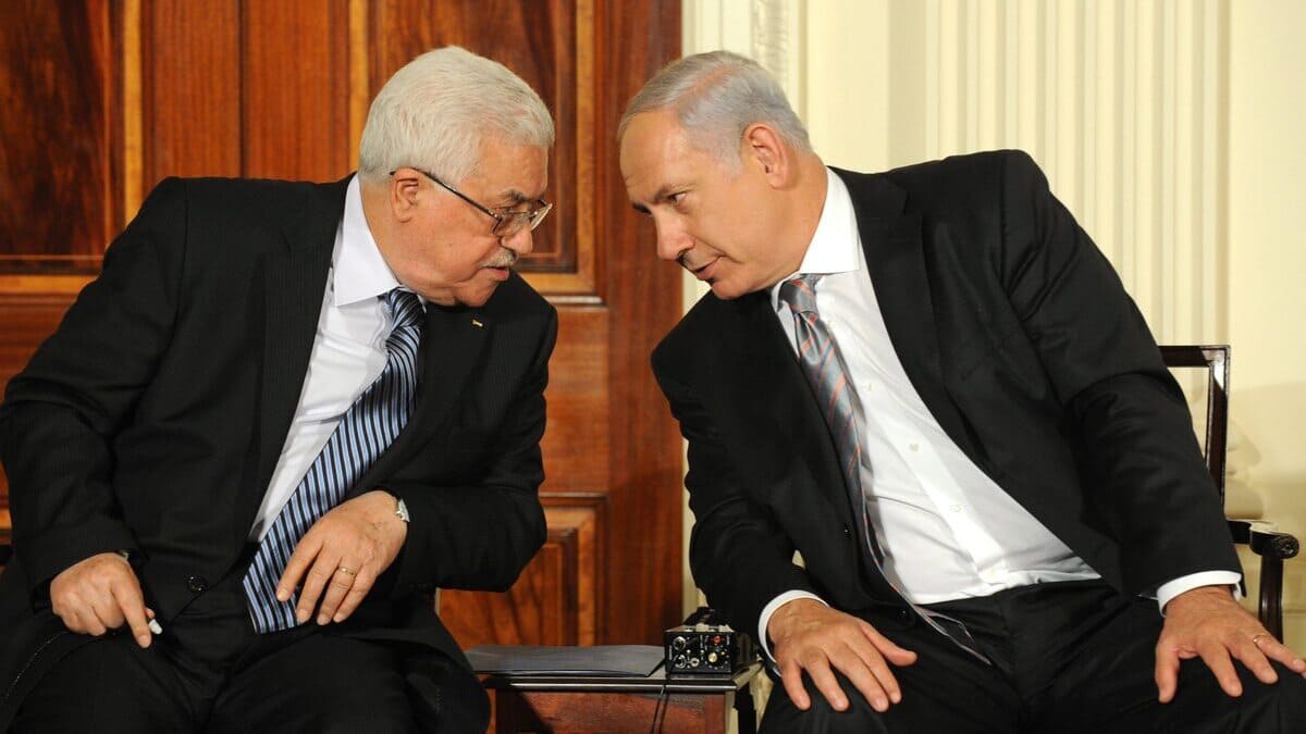 Il premier di Israele, Benjamin Netanyahu, insieme al leader palestinese, Abu Mazen