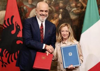 La stretta di mano tra la premier dell'Italia, Giorgia Meloni, e il primo ministro dell'Albania, Edi Rama