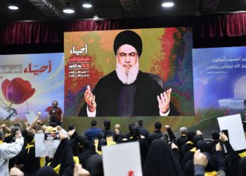 Un'immagine del leader di Hezbollah, Hassan Nasrallah, trasmessa su uno schermo a Beirut, Libano, 11 novembre2023 (Ansa)