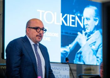 Il ministro della Cultura Gennaro Sangiuliano ospita al Collegio romano la presentazione della mostra su J.R.R. Tolkien che si aprirà il 16 novembre a Roma alla Galleria nazionale d’Arte moderna