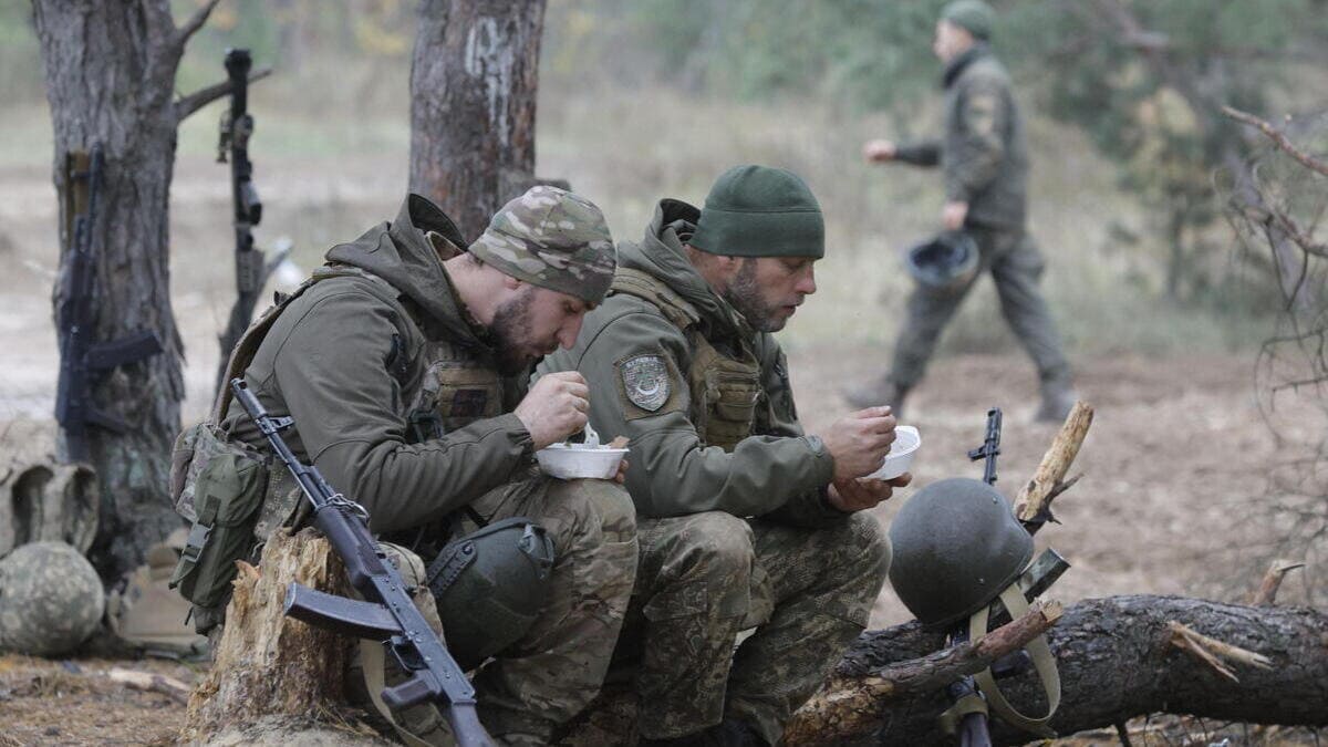 Soldati si riposano prima di andare al fronte in Ucraina