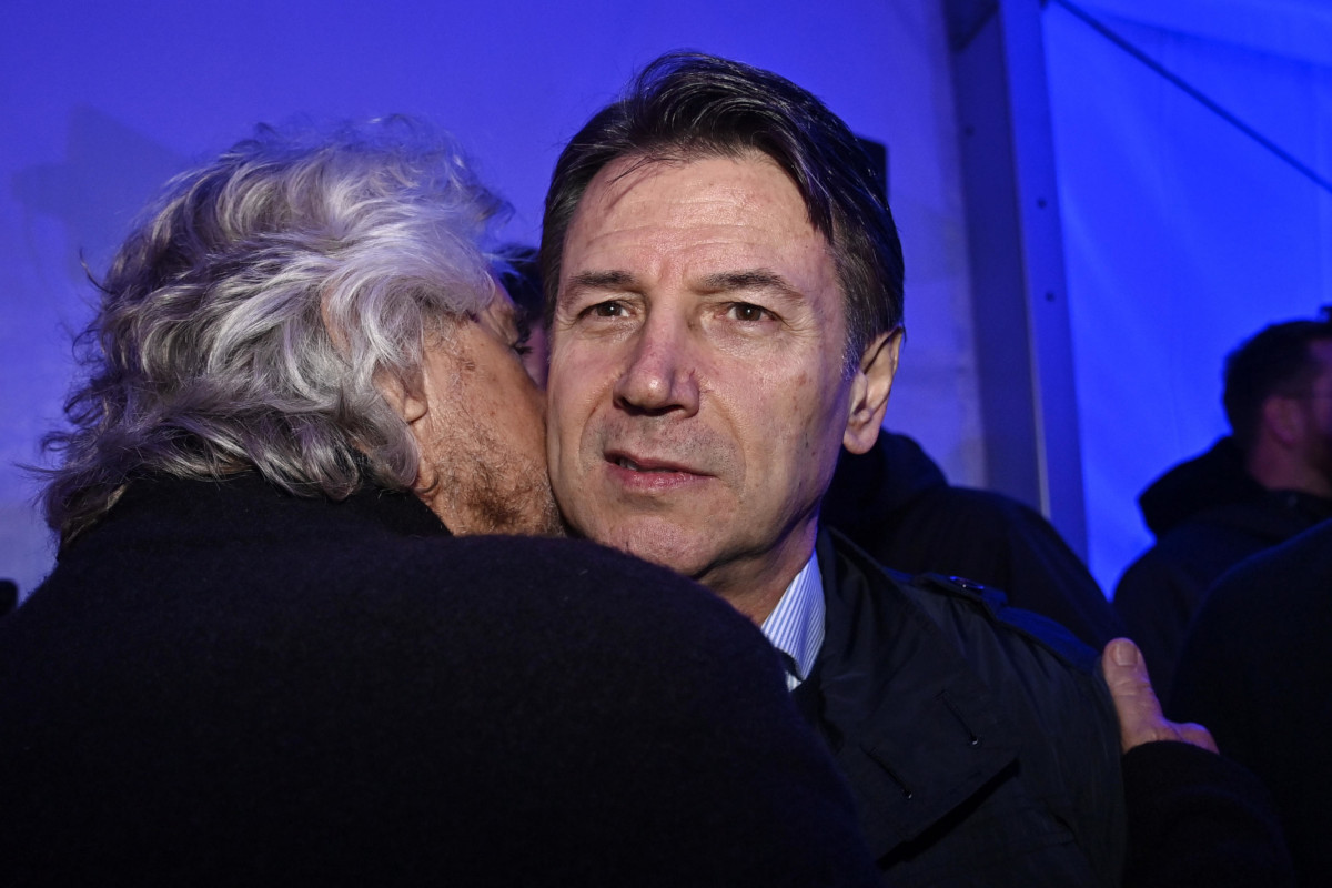 Abbraccio tra il fondatore del M5s Beppe Grillo e il presidente del movimento Giuseppe Conte