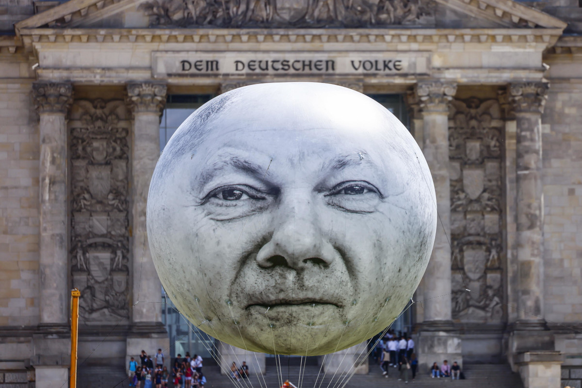 Protesta davanti al Reichstag a Berlino nel luglio scorso contro il cancelliere Olaf Scholz per il taglio dei fondi per gli aiuti internazionali previsto nel bilancio federale