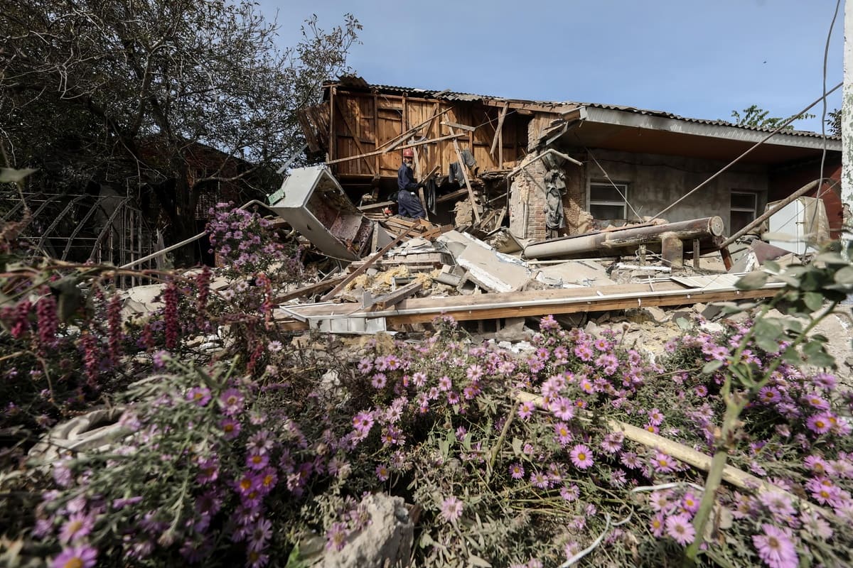 Un uomo al lavoro tra le macerie di una casa bombardata dai russi a Bilenke, nella regione di Zaporizhzhia, Ucraina, 7 ottobre 2023 (Ansa)