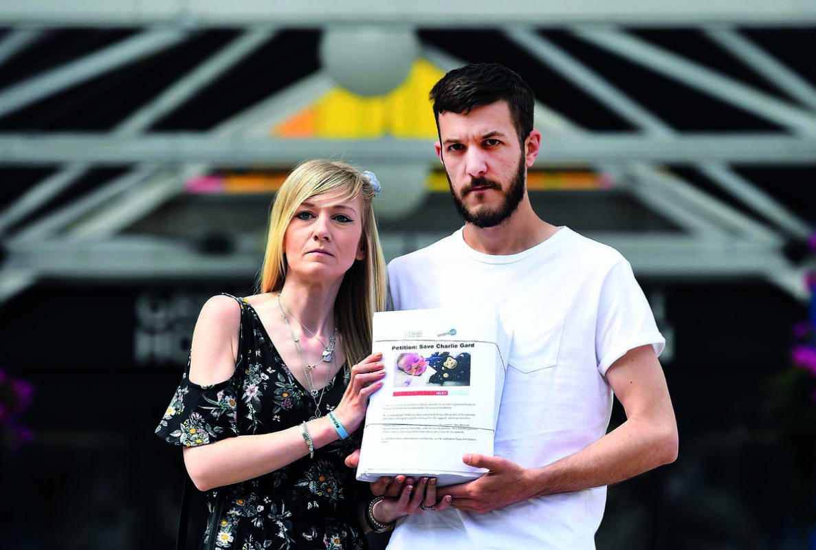 Connie e Chris Gard, i genitori del piccolo Charlie, altro bambino britannico la cui vicenda medico-giudiziaria nel 2017 si concluse in modo analogo a quella di Indi Gregory