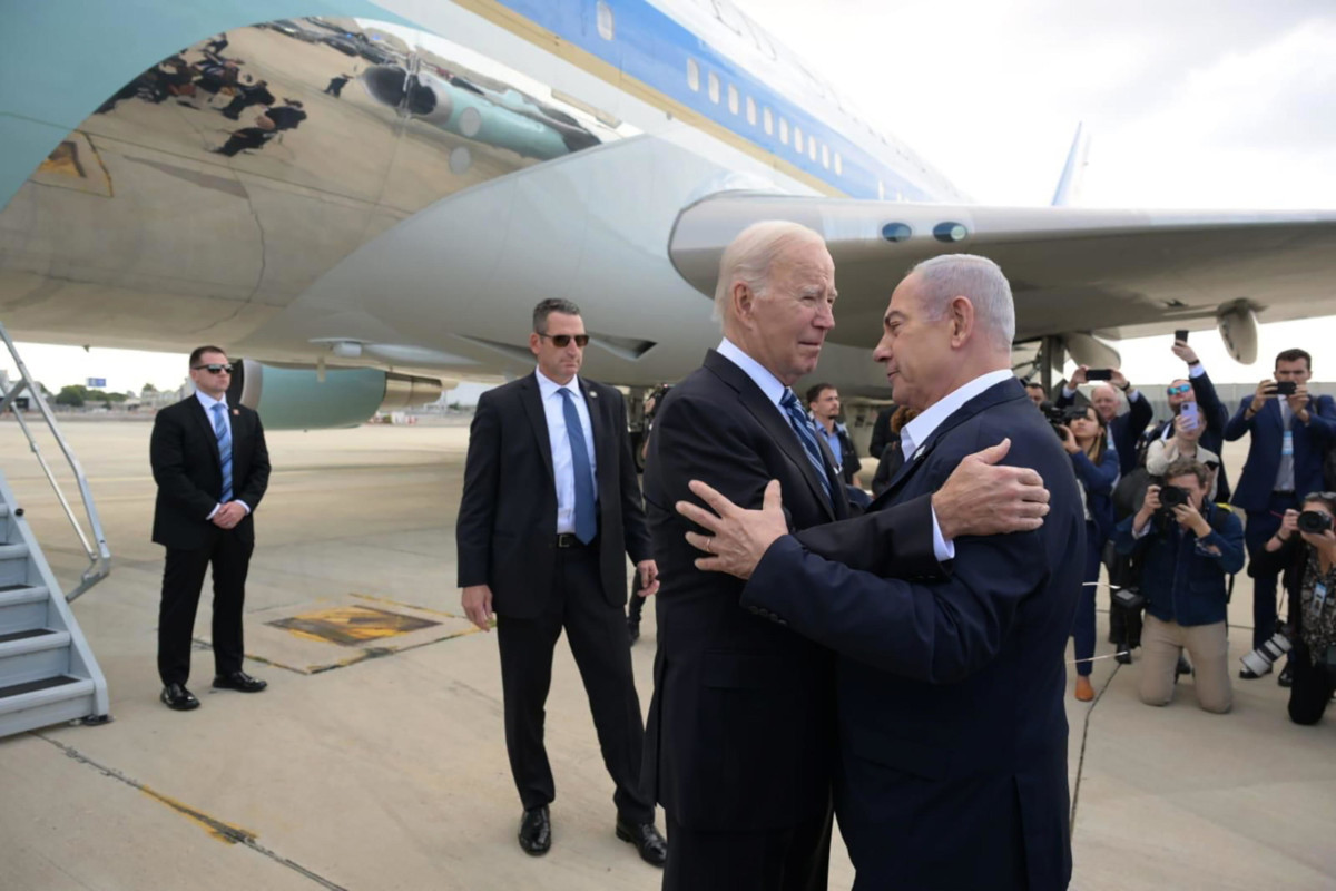 Il presidente americano Joe Biden accolto a Tel Aviv dal premier israeliano Benjamin Netanyahu dopo l’attacco di Hamas,18 ottobre 2023