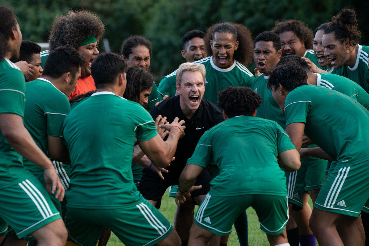 Fotogramma del film “Chi segna vince” di Taika Waititi con Michael Fassbender