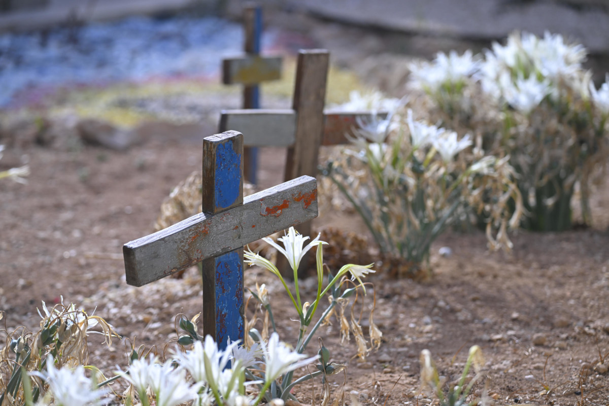 Croci sulle sepolture dei migranti vittime dei naufragi nel cimitero di Lampedusa