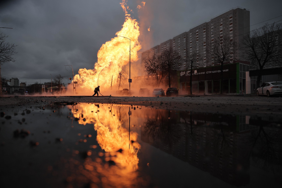 Fiamme a Kiev colpita da missili russi, 2 gennaio 2024
