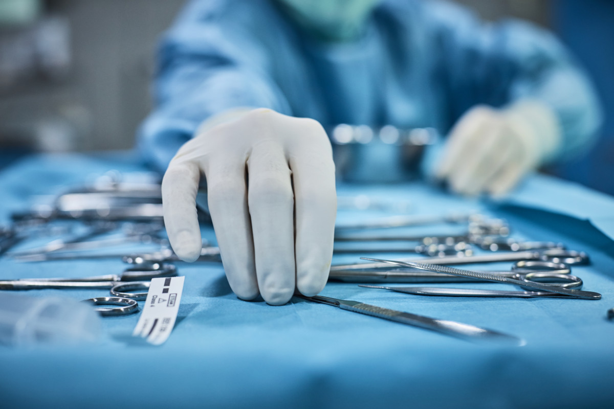 Medico chirurgo durante un intervento malasanità