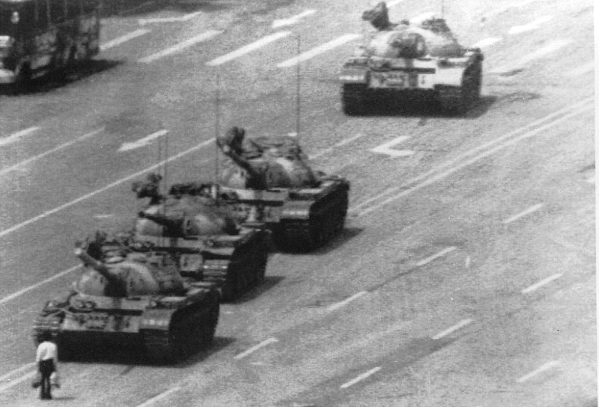 Carri armati fermati dal “tank man” in piazza Tienanmen, Pechino, 1989 (foto Ansa)