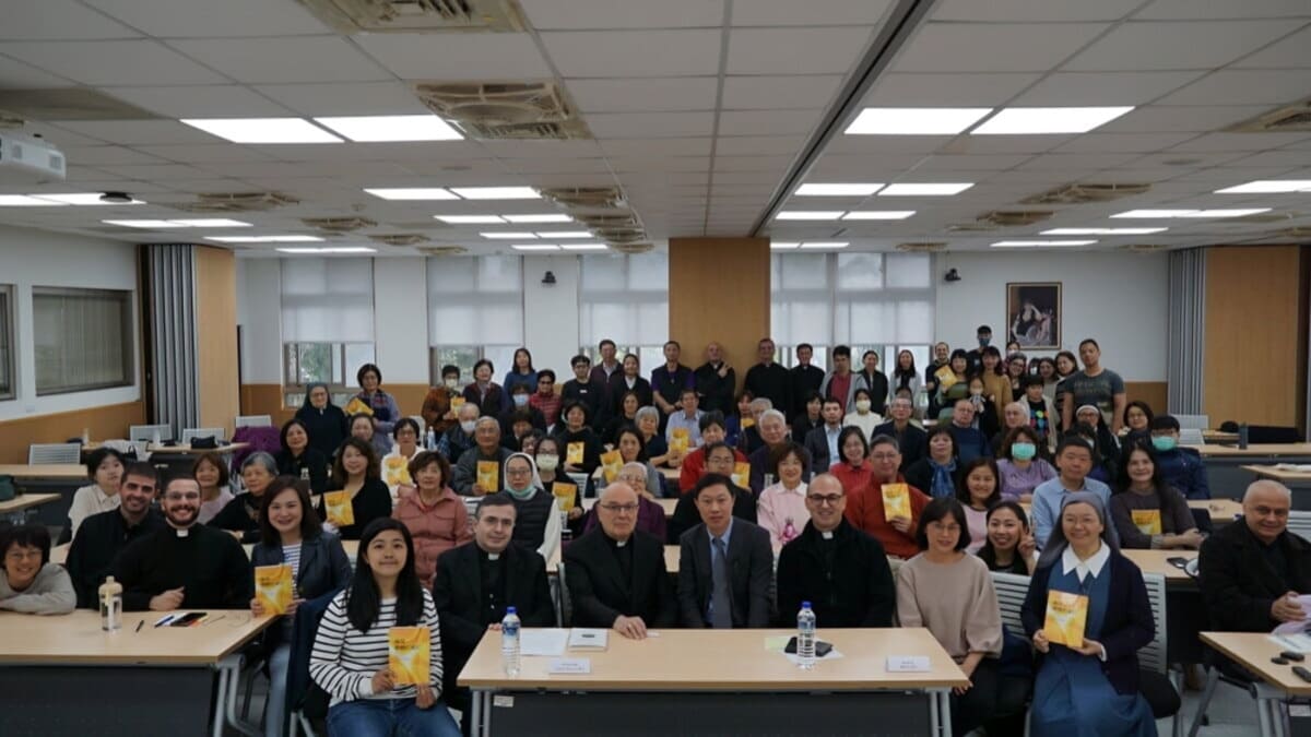 Monsignor Massimo Camisasca (al centro) presenta a Taipei la traduzione cinese del libro