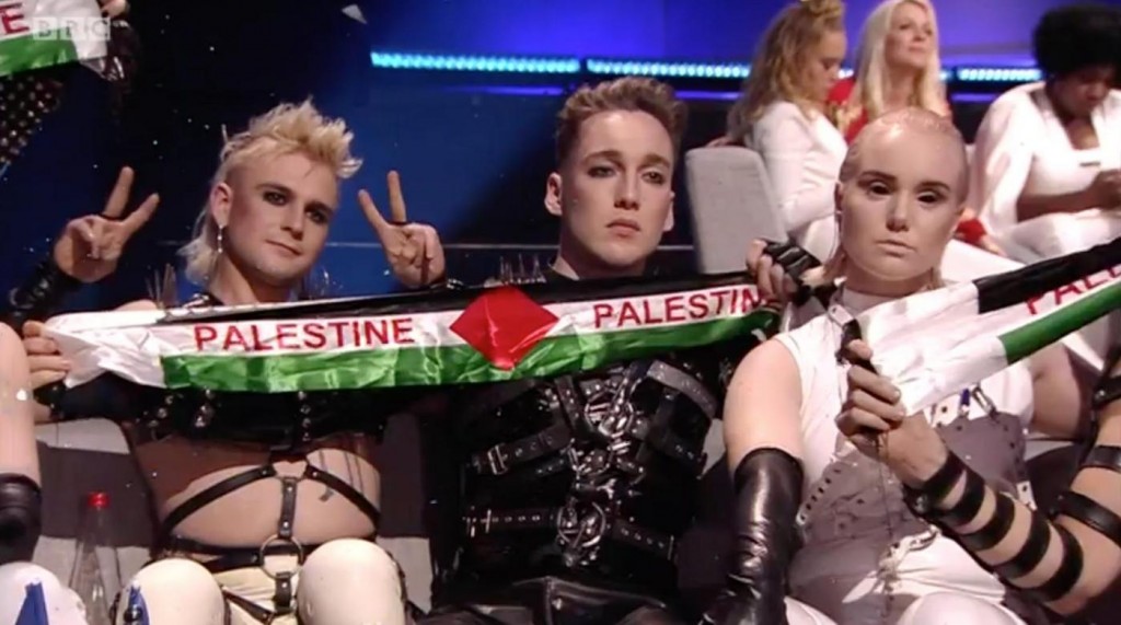 Il gruppo islandese Hatari mostra una sciarpa della Palestina in diretta tv durante l’Eurovision 2019 ospitato a Tel Aviv