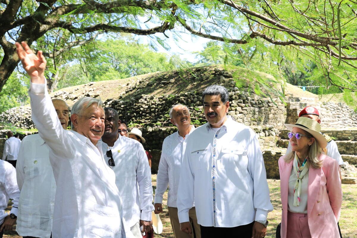 Il presidente messicano Andres Manuel Lopez Obrador con quello venezuelano Nicolas Maduro, Messico, 22 ottobre 2023 (Ansa) 