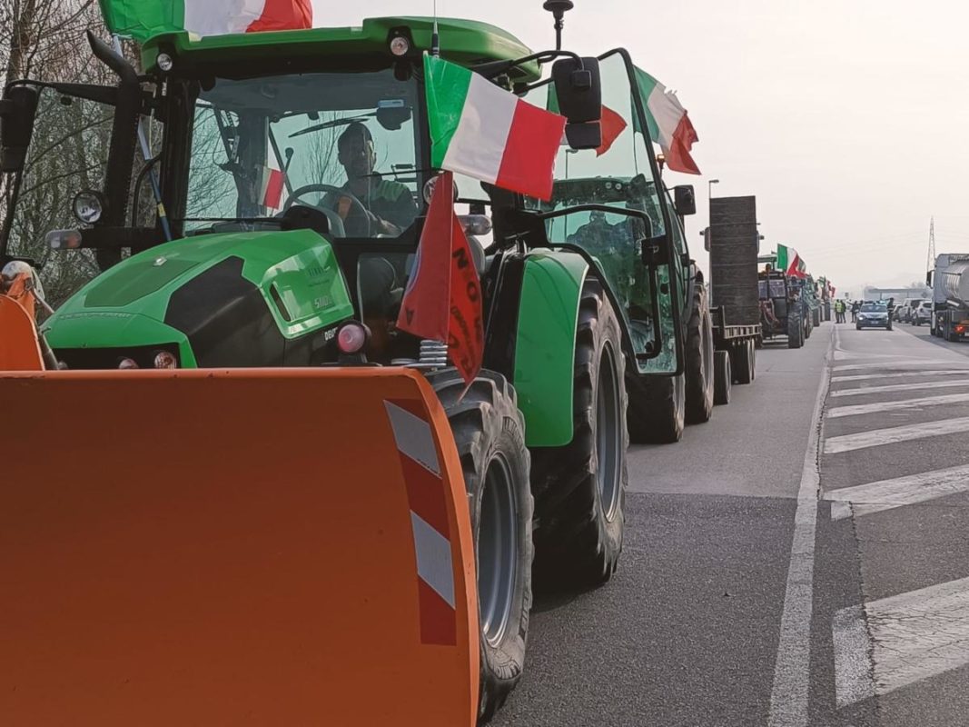 Agricoltori in protesta a bordo dei loro trattori davanti al casello autostradale della A14 a Castel San Pietro Terme, Bologna, , 6 febbraio 2024