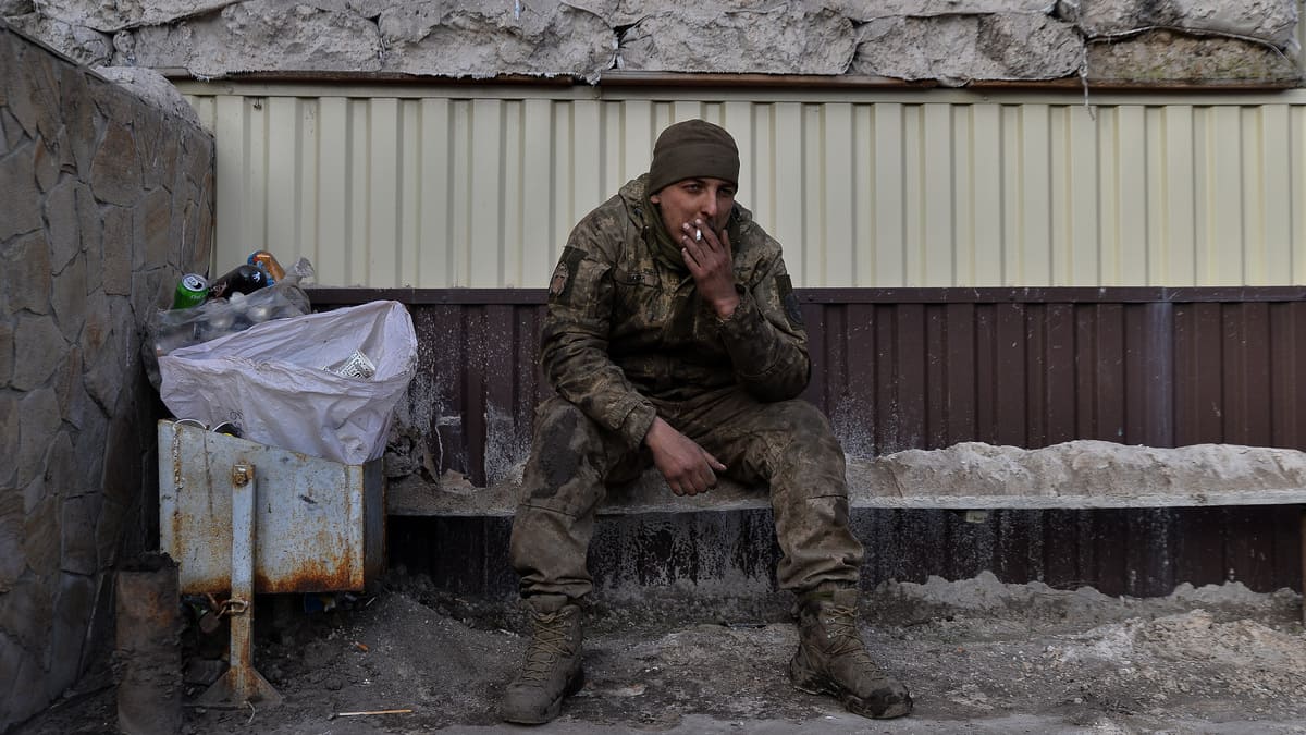 Un soldato fuma dopo essere riuscito a ritirarsi da Avdiivka, conquistata il 17 febbraio dai russi