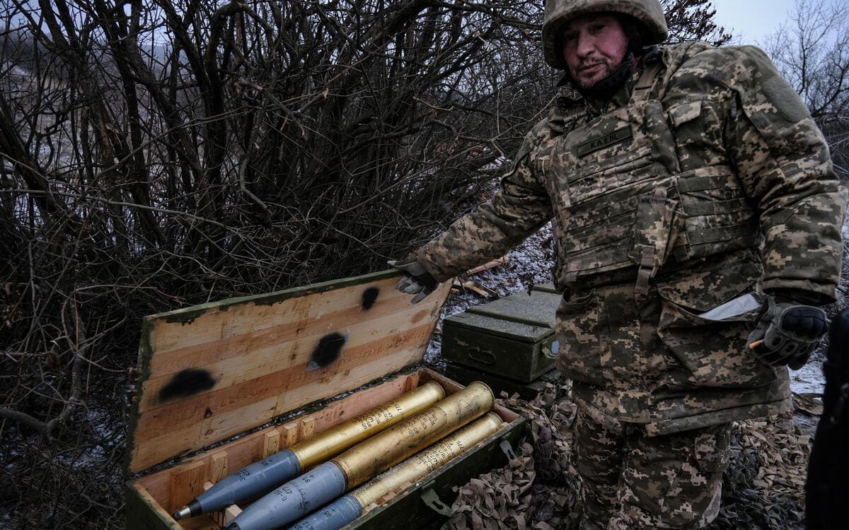 Un soldato in Ucraina controllo le munizioni rimaste