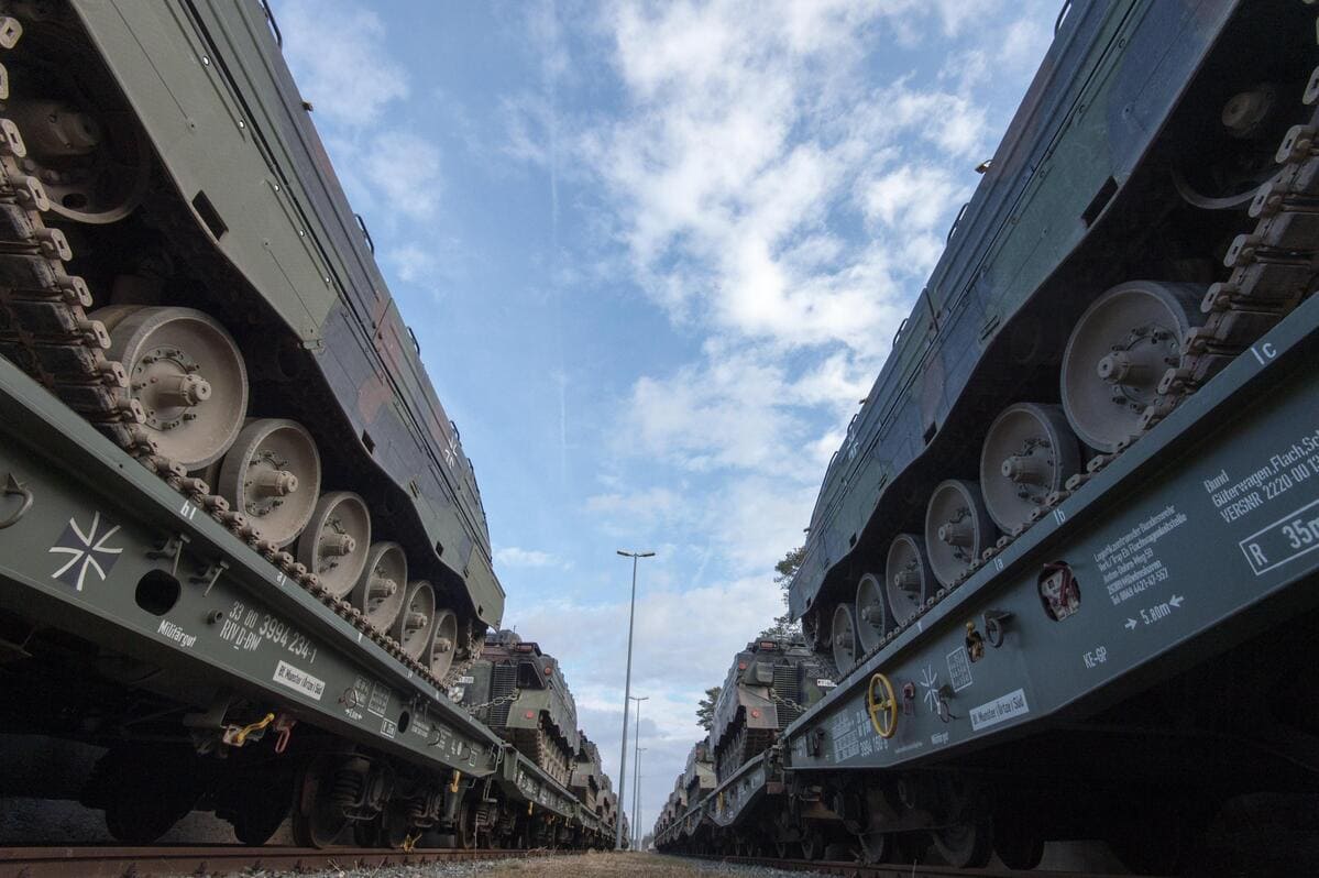 Un treno trasporta carri armati tedeschi verso la Lituania (Ansa)