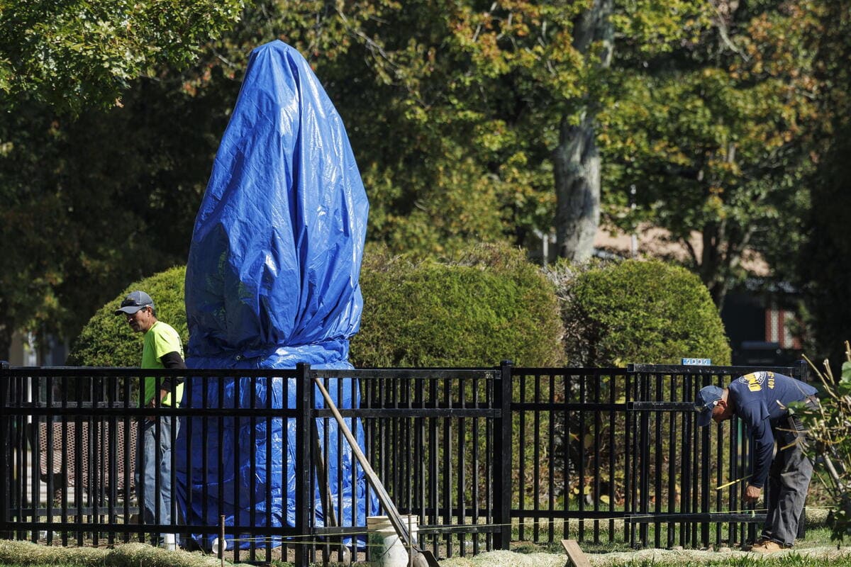 La statua di Cristoforo Colombo avvolta da un telo e recintata dopo le proteste di Black Lives Matter, Johnston, Rhode Island, Stati Uniti, 4 ottobre 2023 (foto Ansa)