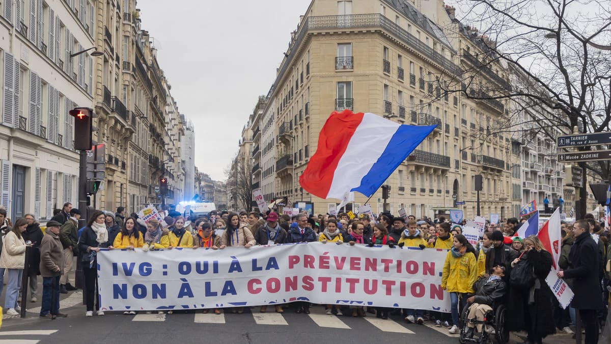 Manifestazione in Francia contro l'iscrizione del diritto ad abortire nella Costituzione francese